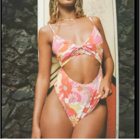 ⭐️ Out From Under Holly Printed Cutout One Piece Boho Disco Beach Swimsuit - Picture 4 of 4